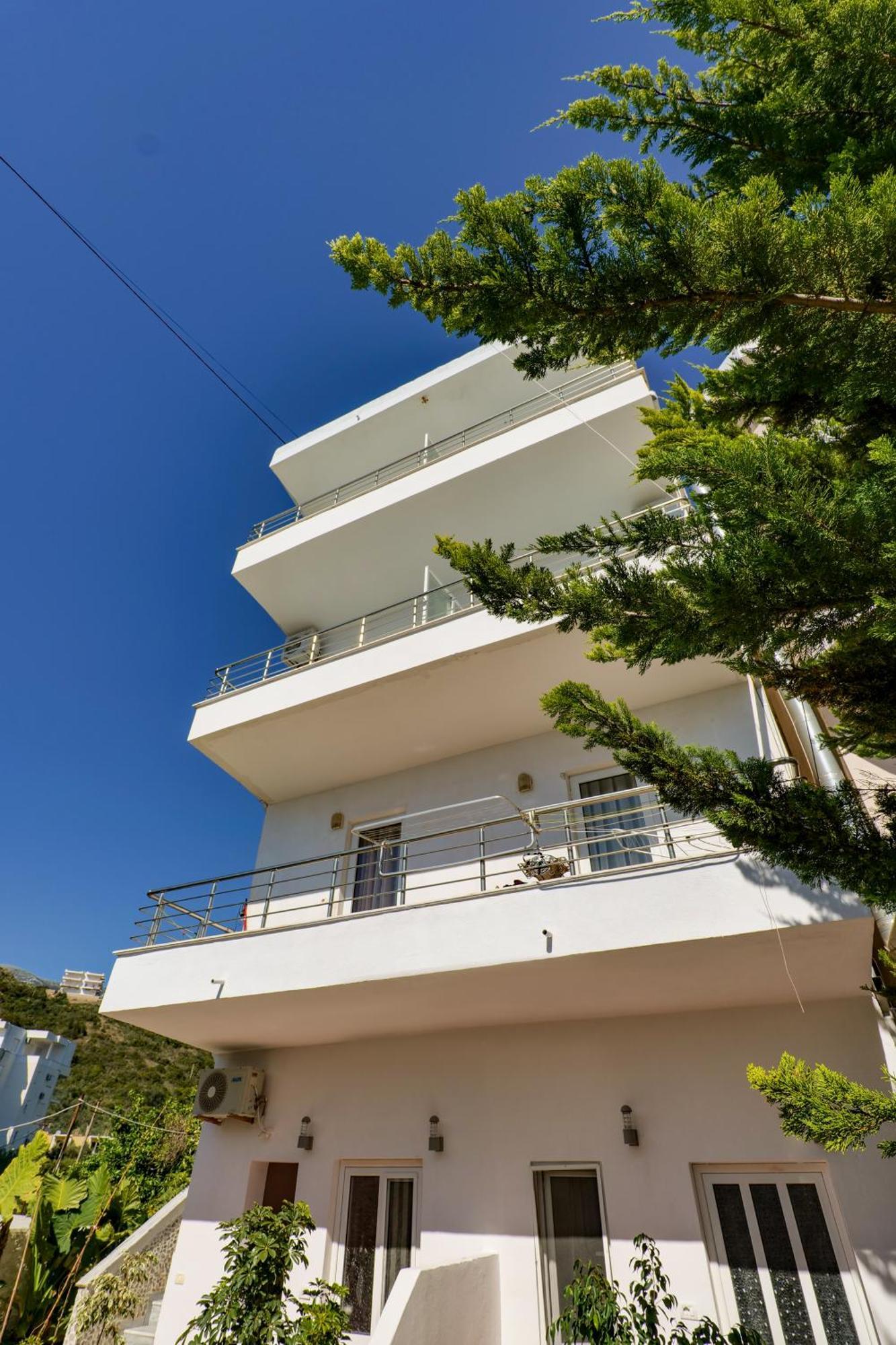 Billy 3* Himare